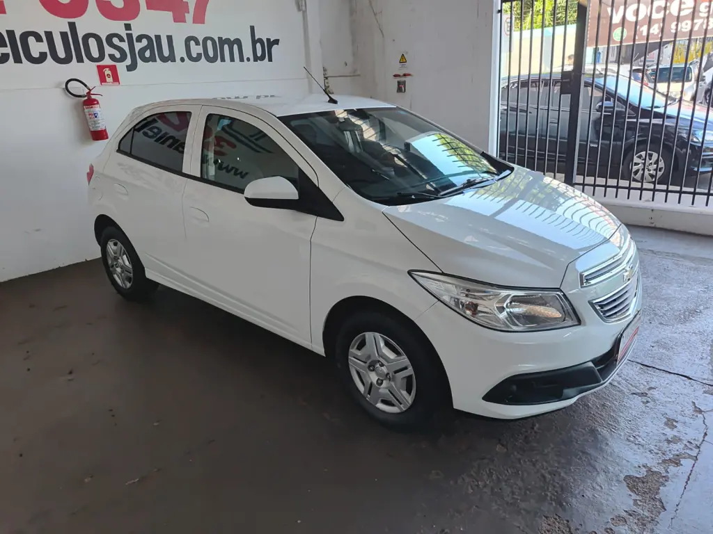 CHEVROLET Onix Hatch - Foto