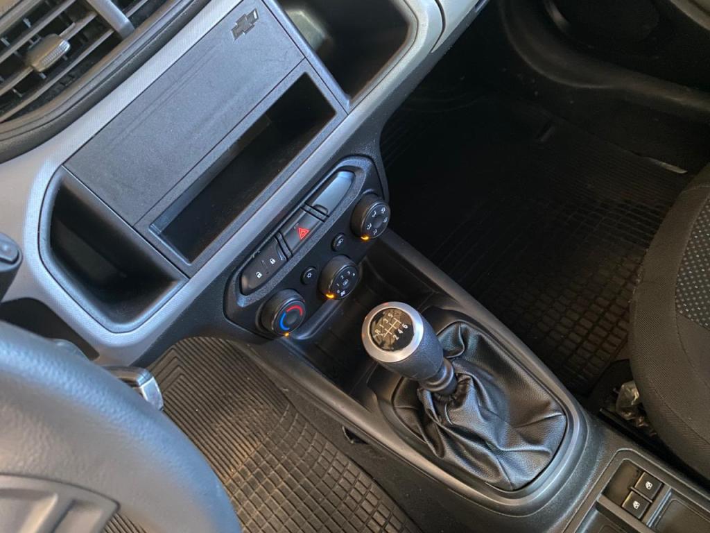 CHEVROLET Onix Hatch - Foto