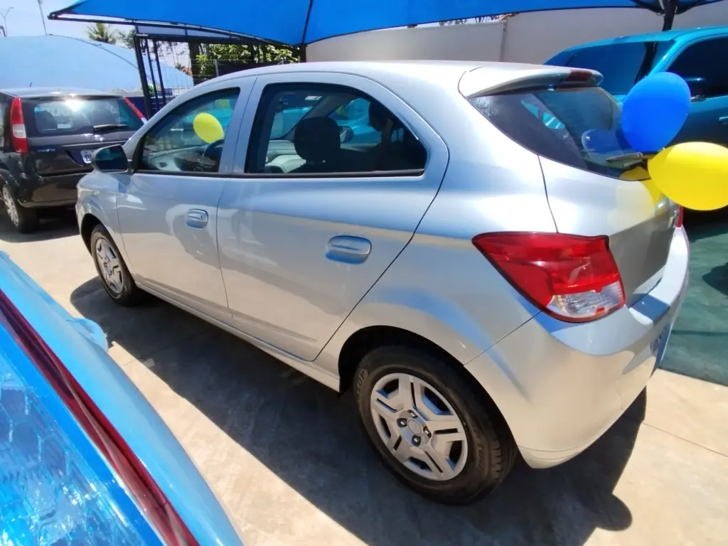 CHEVROLET Onix Hatch - Foto