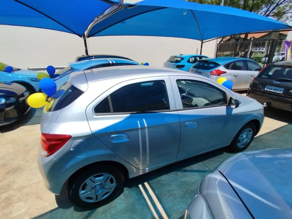 CHEVROLET Onix Hatch - Foto