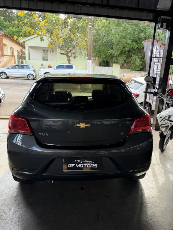 CHEVROLET Onix Hatch - Foto