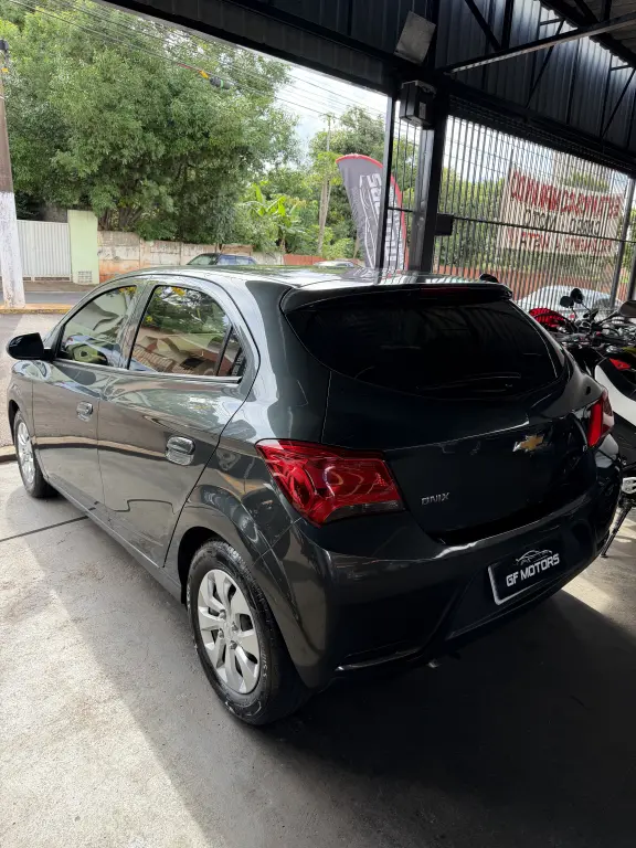 CHEVROLET Onix Hatch - Foto