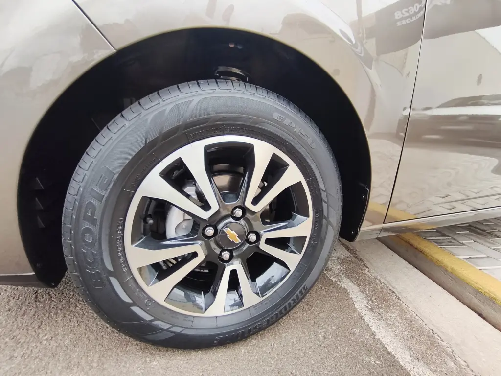 CHEVROLET Onix Hatch - Foto