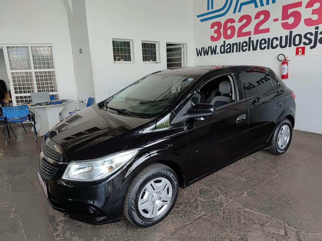 CHEVROLET Onix Hatch - Foto