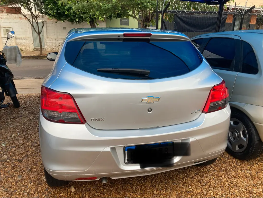 CHEVROLET Onix Hatch - Foto