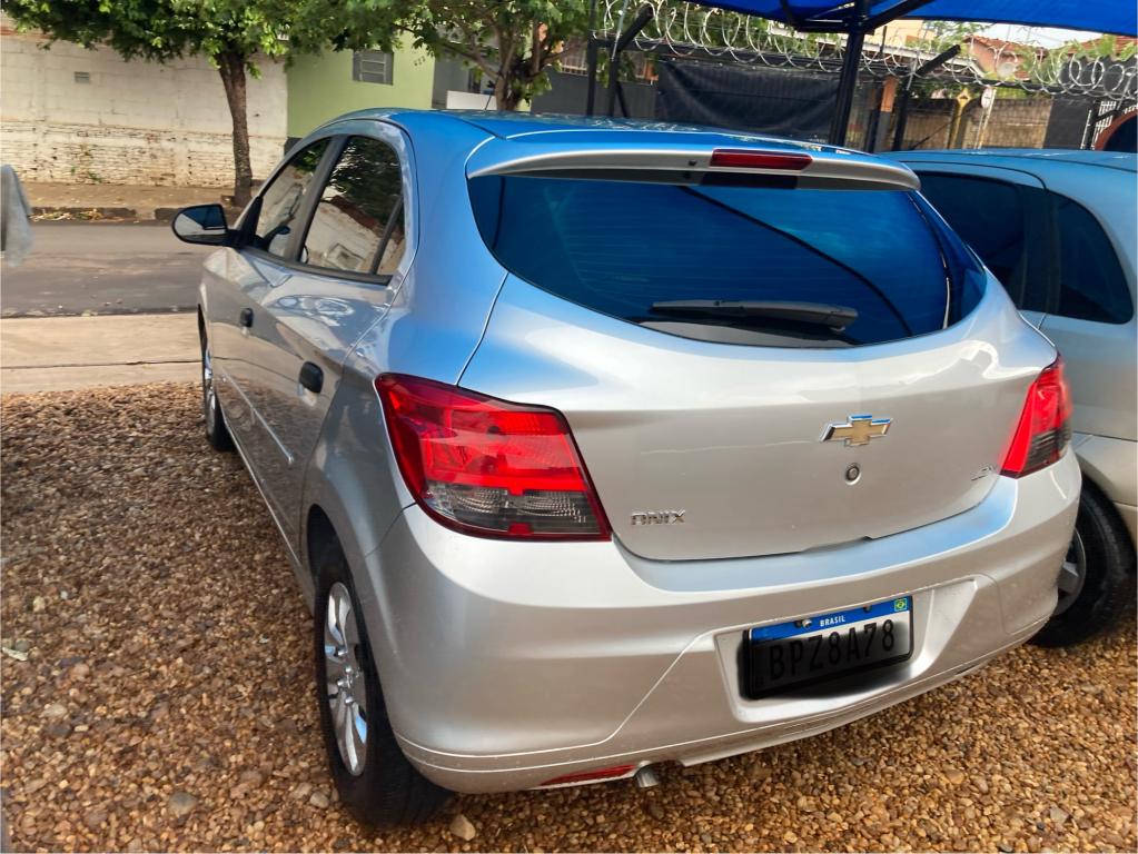 CHEVROLET Onix Hatch - Foto