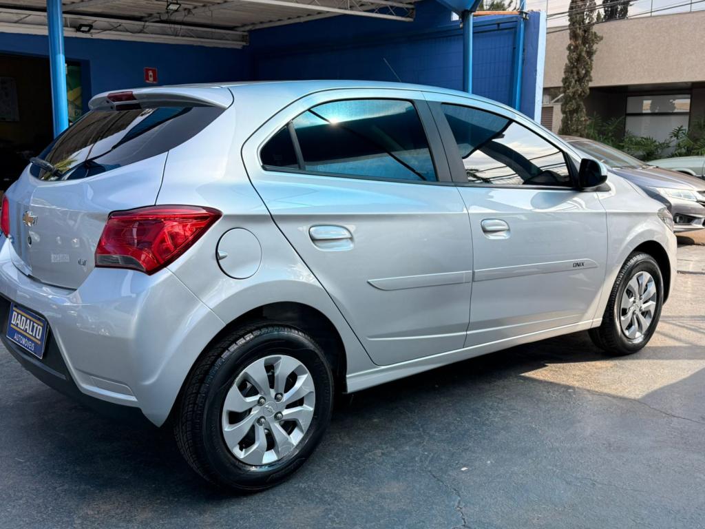 CHEVROLET Onix Hatch - Foto