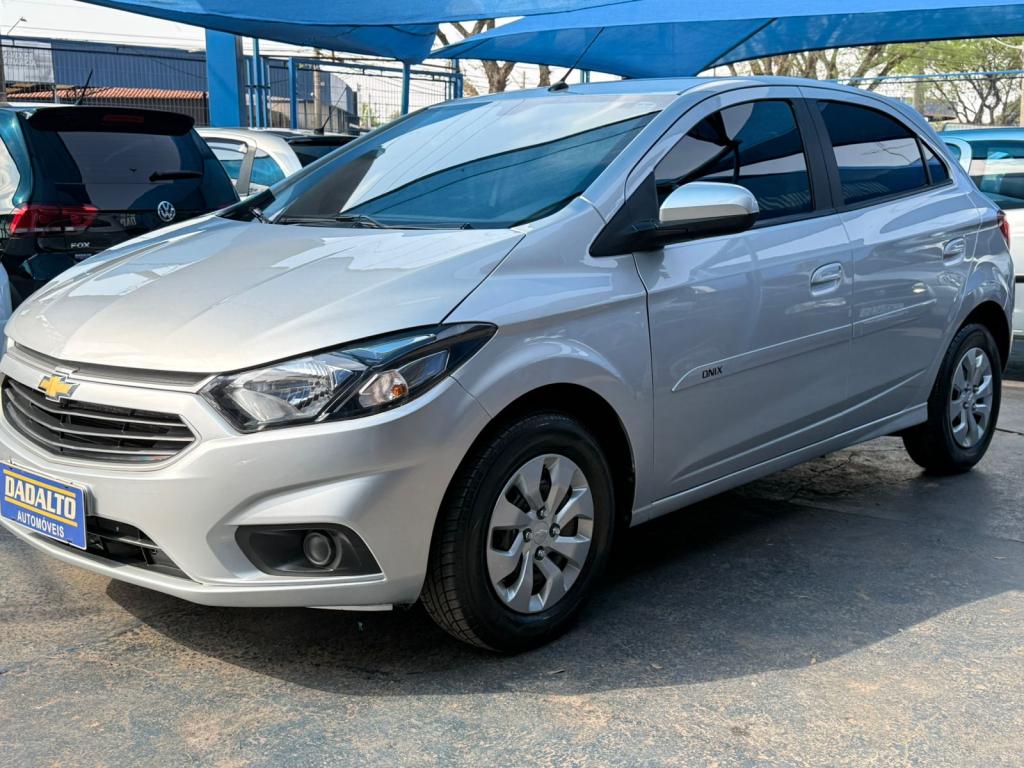 CHEVROLET Onix Hatch - Foto