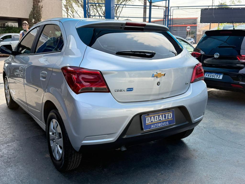 CHEVROLET Onix Hatch - Foto