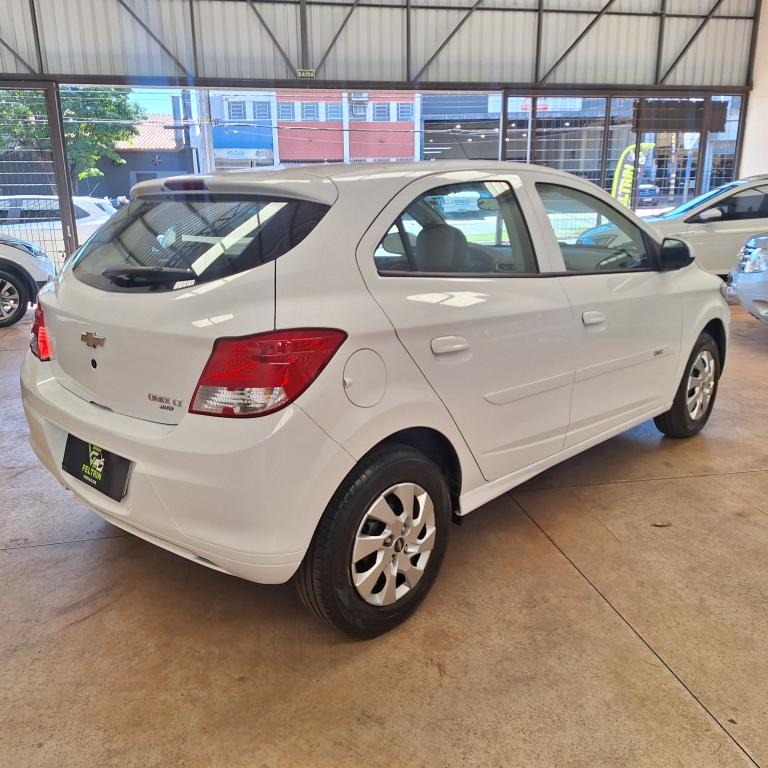 CHEVROLET Onix Hatch - Foto