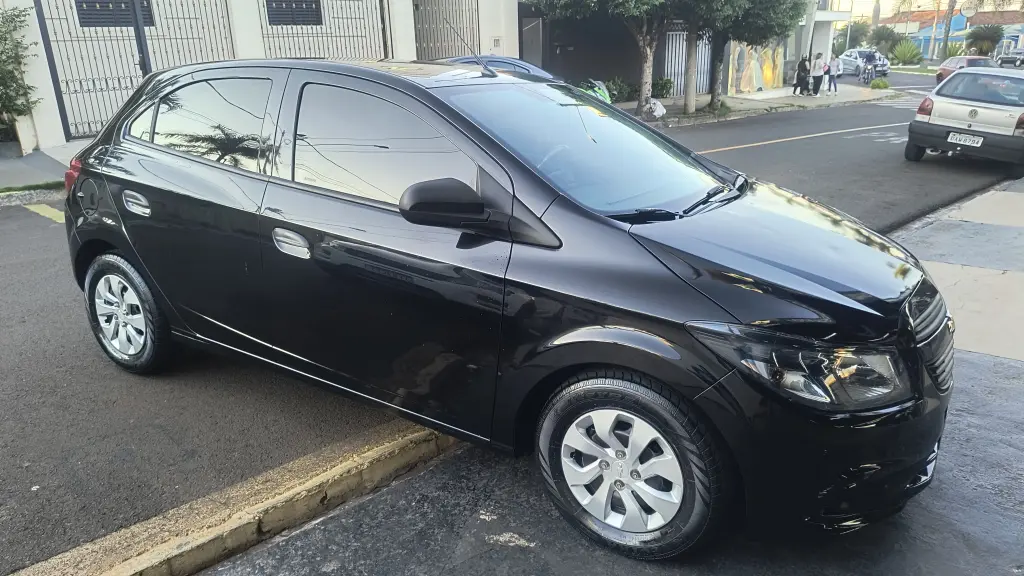 CHEVROLET Onix Hatch - Foto