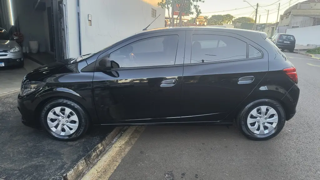 CHEVROLET Onix Hatch - Foto