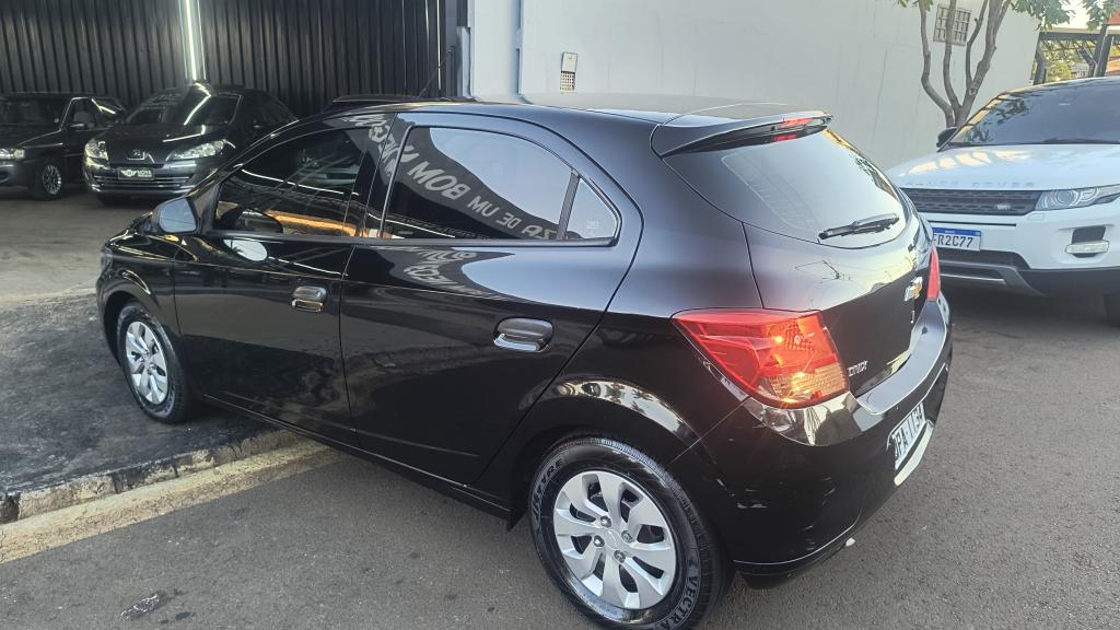 CHEVROLET Onix Hatch - Foto