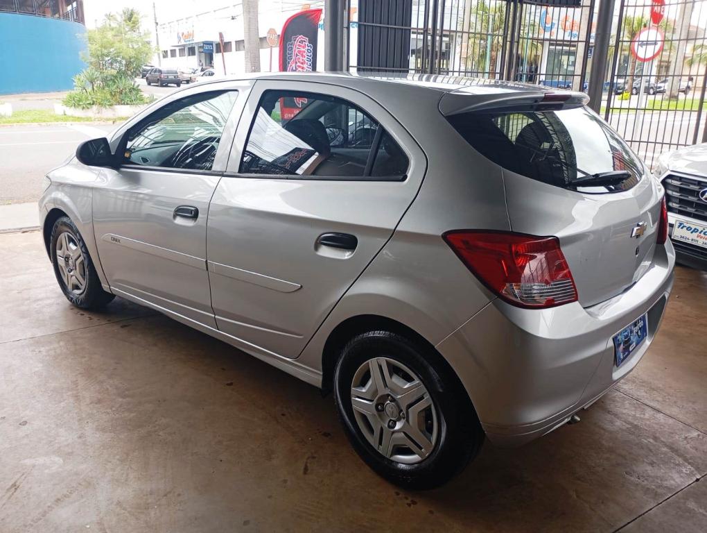 CHEVROLET Onix Hatch - Foto