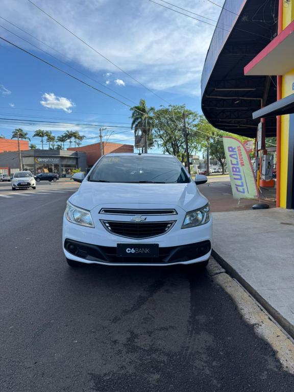 CHEVROLET Onix Hatch - Foto