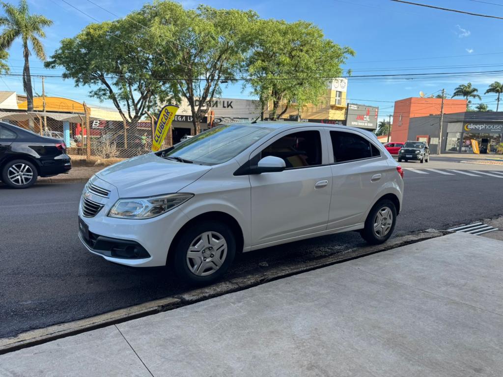 CHEVROLET Onix Hatch - Foto