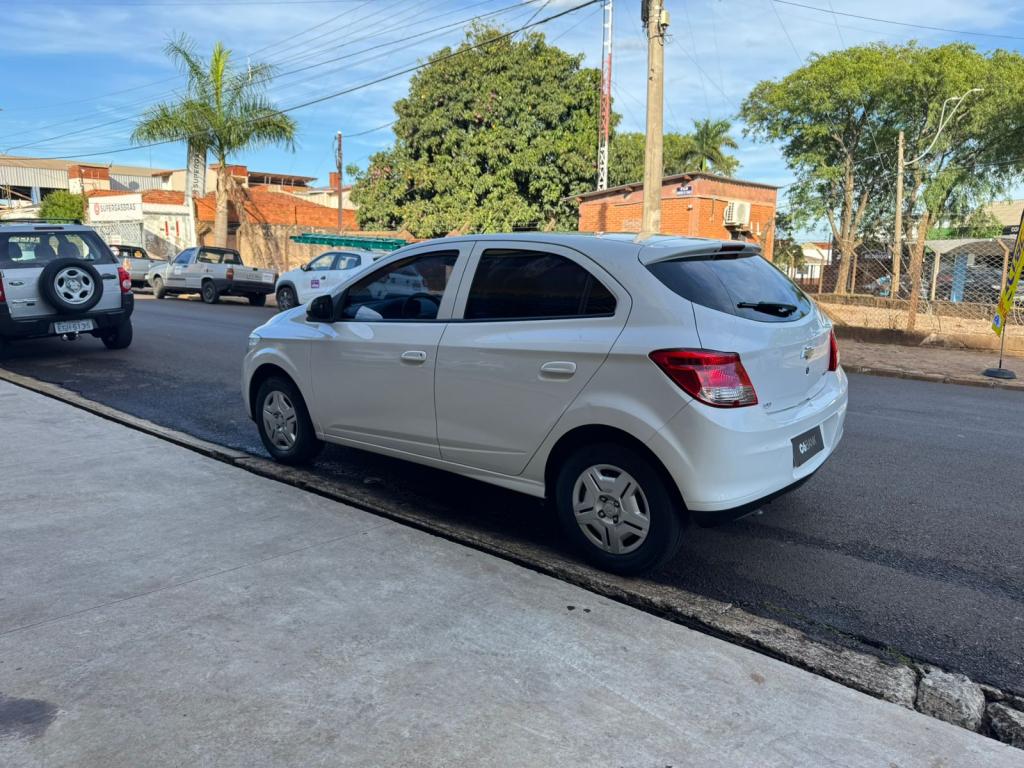 CHEVROLET Onix Hatch - Foto