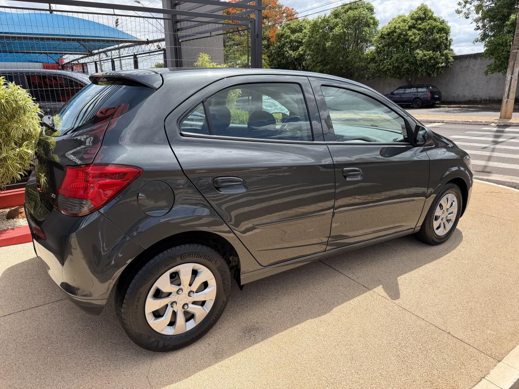 CHEVROLET Onix Hatch - Foto