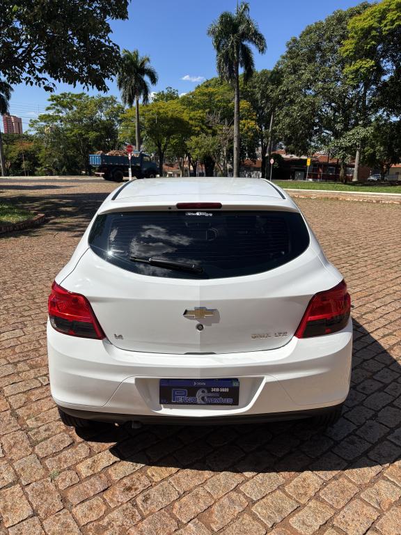 CHEVROLET Onix Hatch - Foto