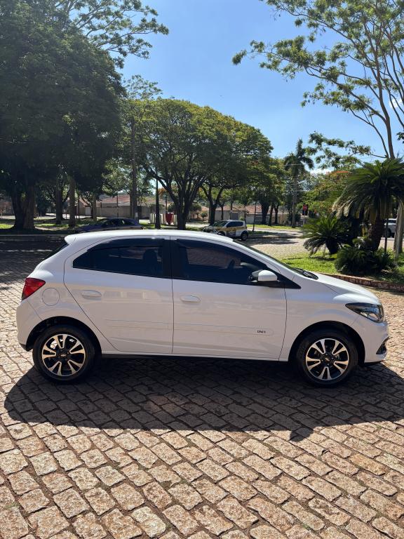 CHEVROLET Onix Hatch - Foto