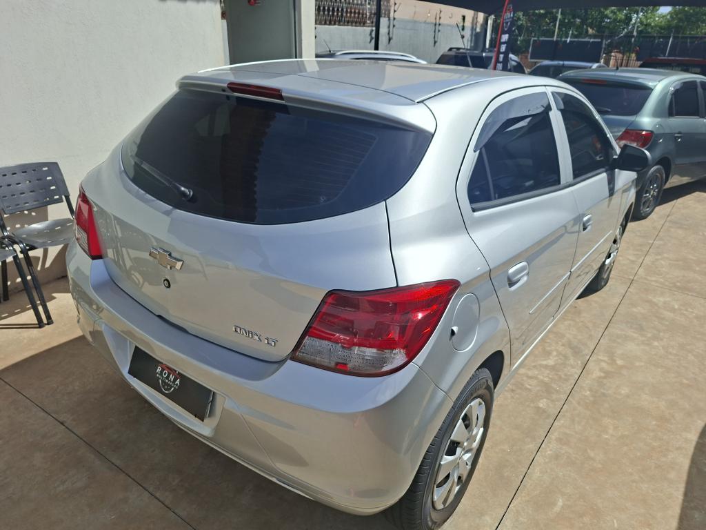 CHEVROLET Onix Hatch - Foto