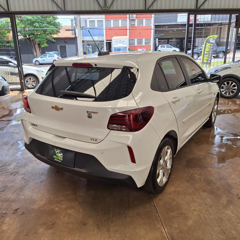 CHEVROLET Onix Hatch - Foto