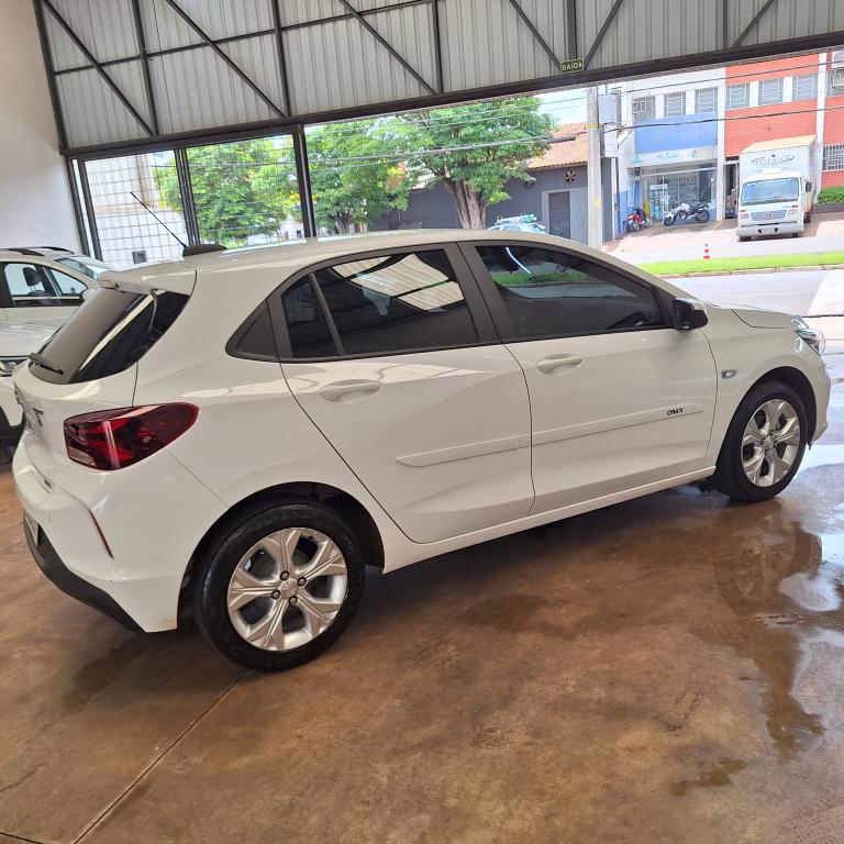 CHEVROLET Onix Hatch - Foto