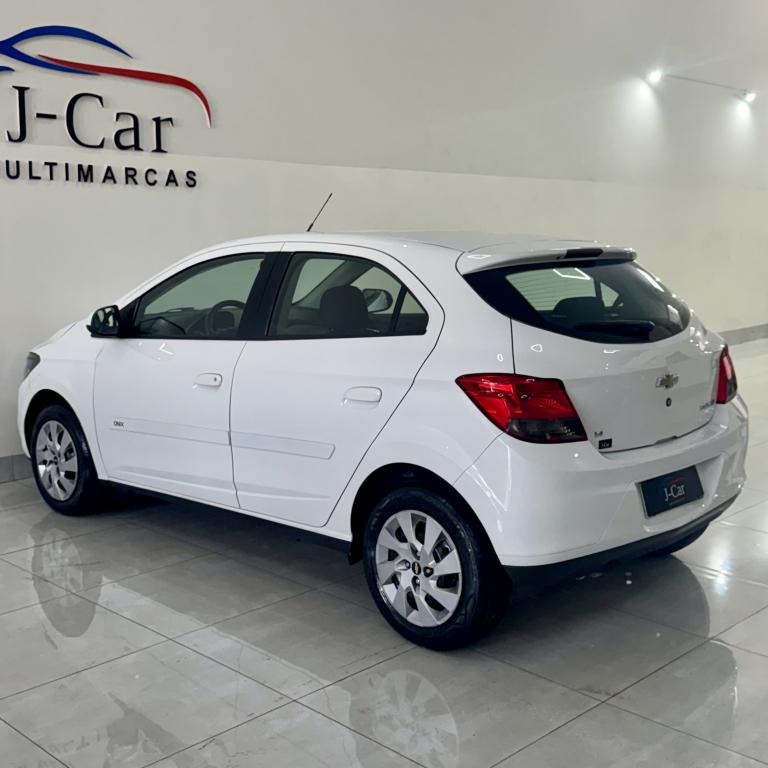 CHEVROLET Onix Hatch - Foto