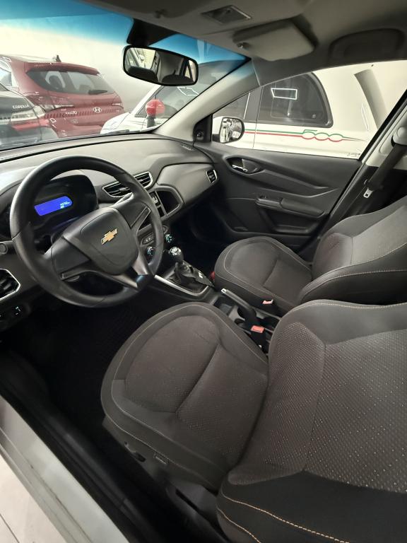 CHEVROLET Onix Hatch - Foto