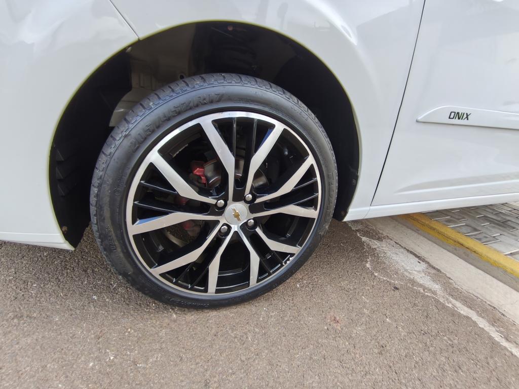 CHEVROLET Onix Hatch - Foto