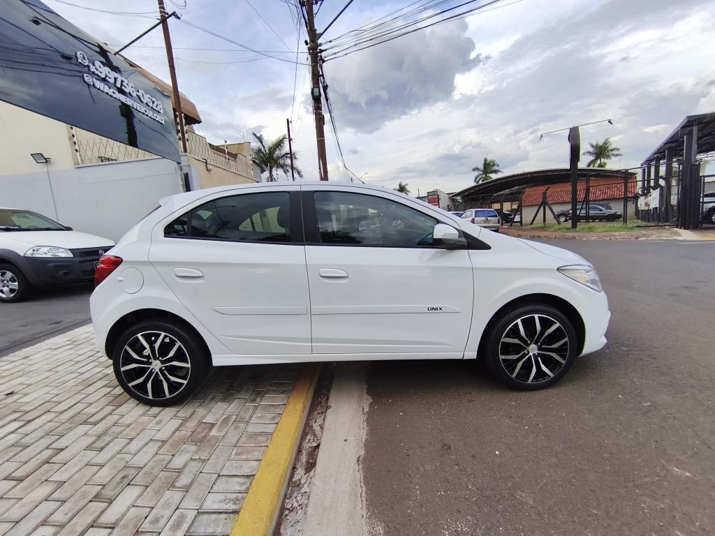 CHEVROLET Onix Hatch - Foto