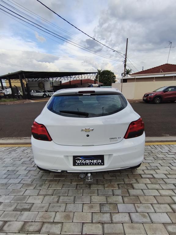 CHEVROLET Onix Hatch - Foto