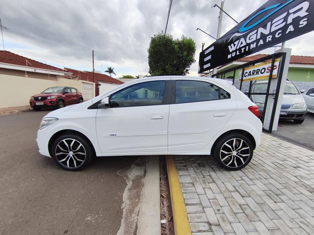 CHEVROLET Onix Hatch - Foto