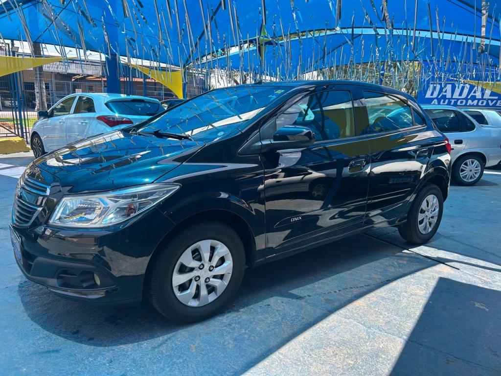 CHEVROLET Onix Hatch - Foto