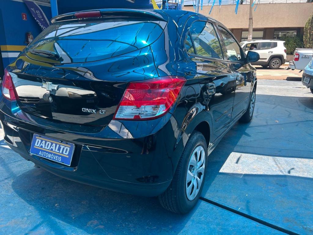 CHEVROLET Onix Hatch - Foto