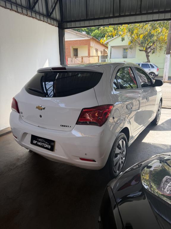 CHEVROLET Onix Hatch - Foto