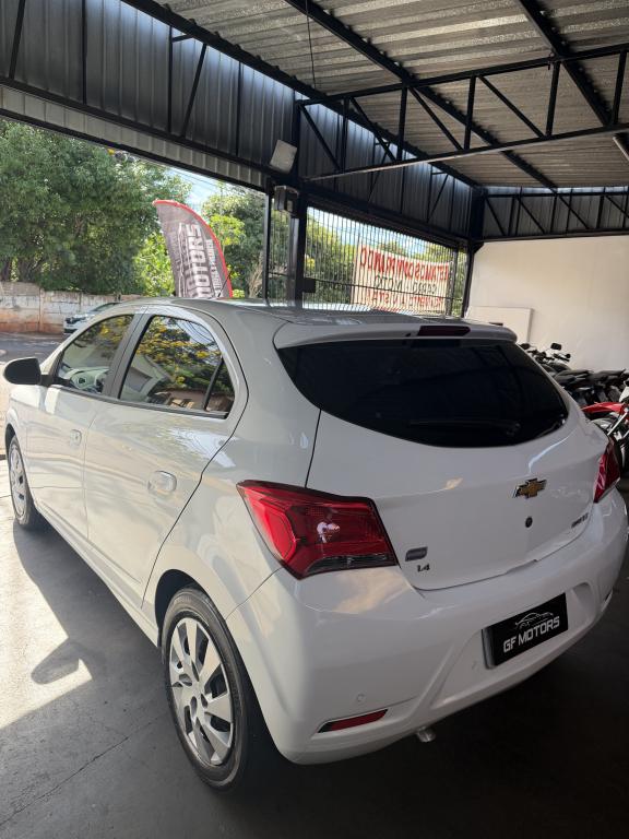 CHEVROLET Onix Hatch - Foto