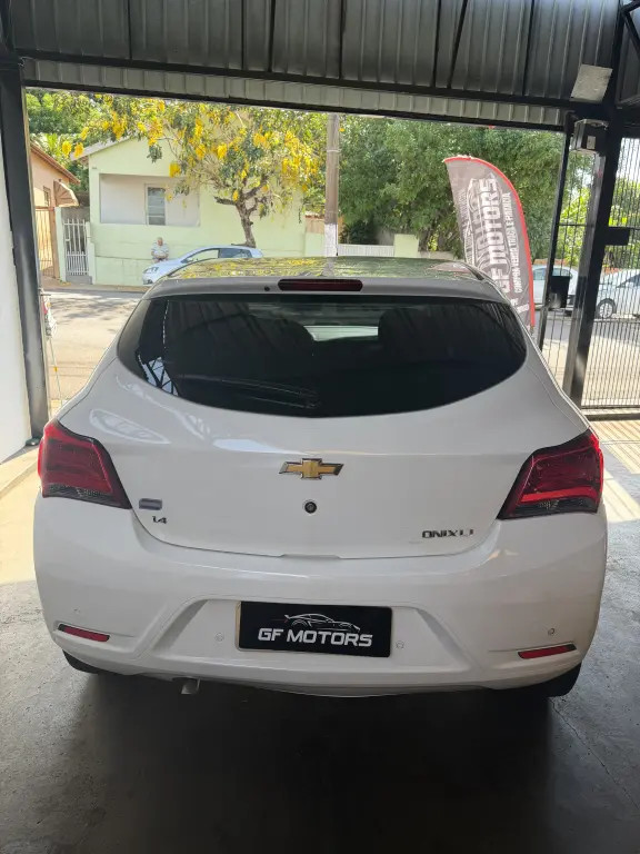 CHEVROLET Onix Hatch - Foto