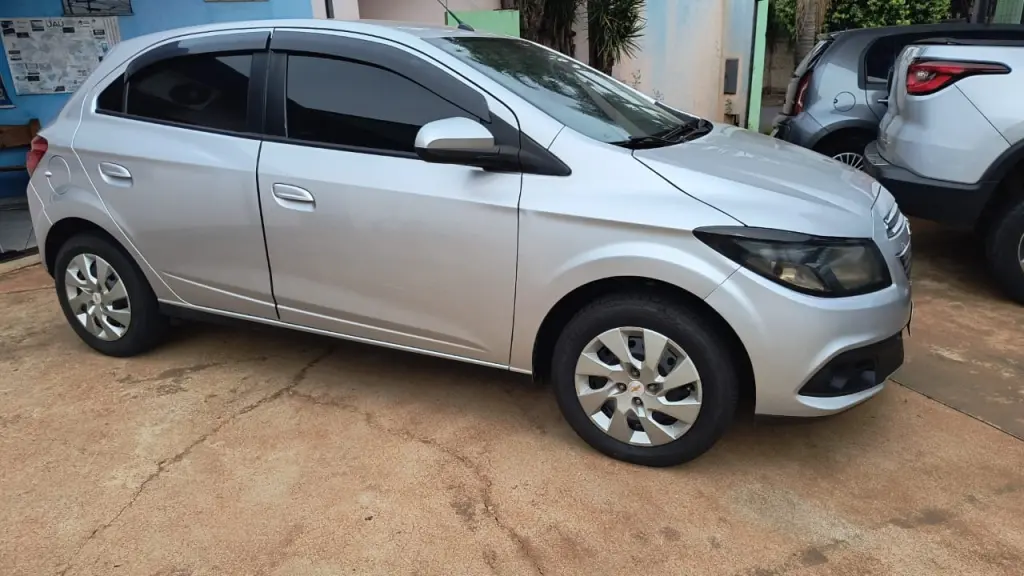 CHEVROLET Onix Hatch - Foto
