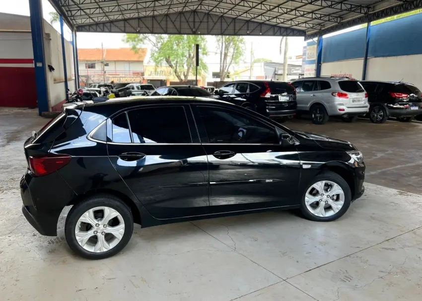 CHEVROLET Onix Hatch - Foto
