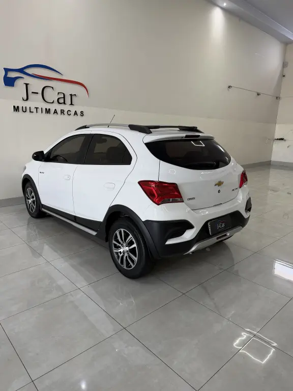 CHEVROLET Onix Hatch - Foto