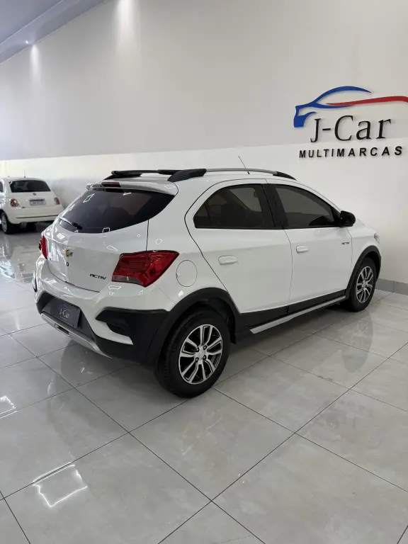 CHEVROLET Onix Hatch - Foto