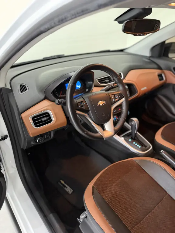 CHEVROLET Onix Hatch - Foto