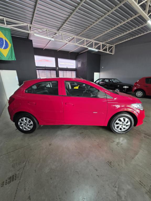 CHEVROLET Onix Hatch - Foto