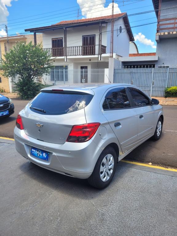 CHEVROLET Onix Hatch - Foto