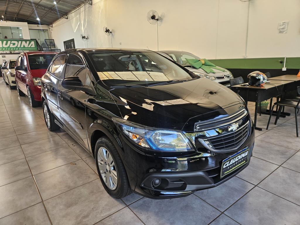 CHEVROLET Onix Hatch - Foto