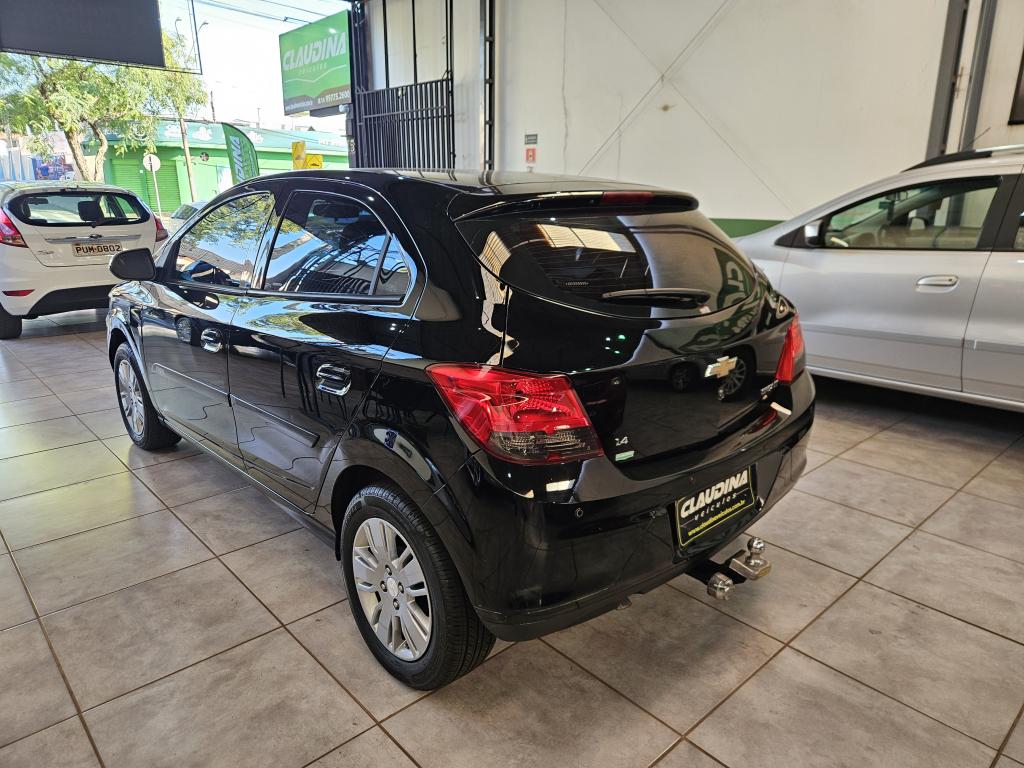 CHEVROLET Onix Hatch - Foto