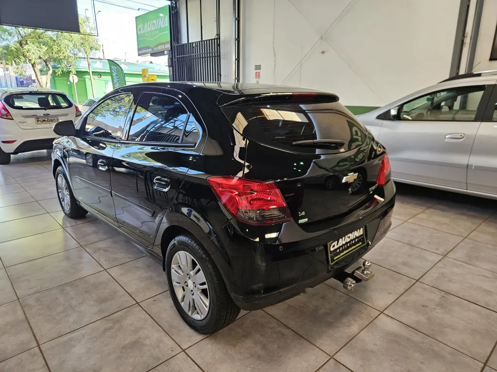CHEVROLET Onix Hatch - Foto