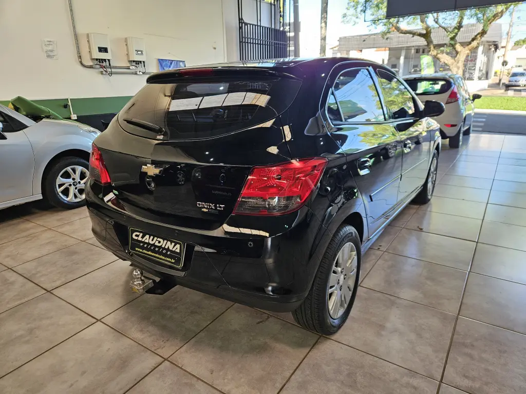 CHEVROLET Onix Hatch - Foto