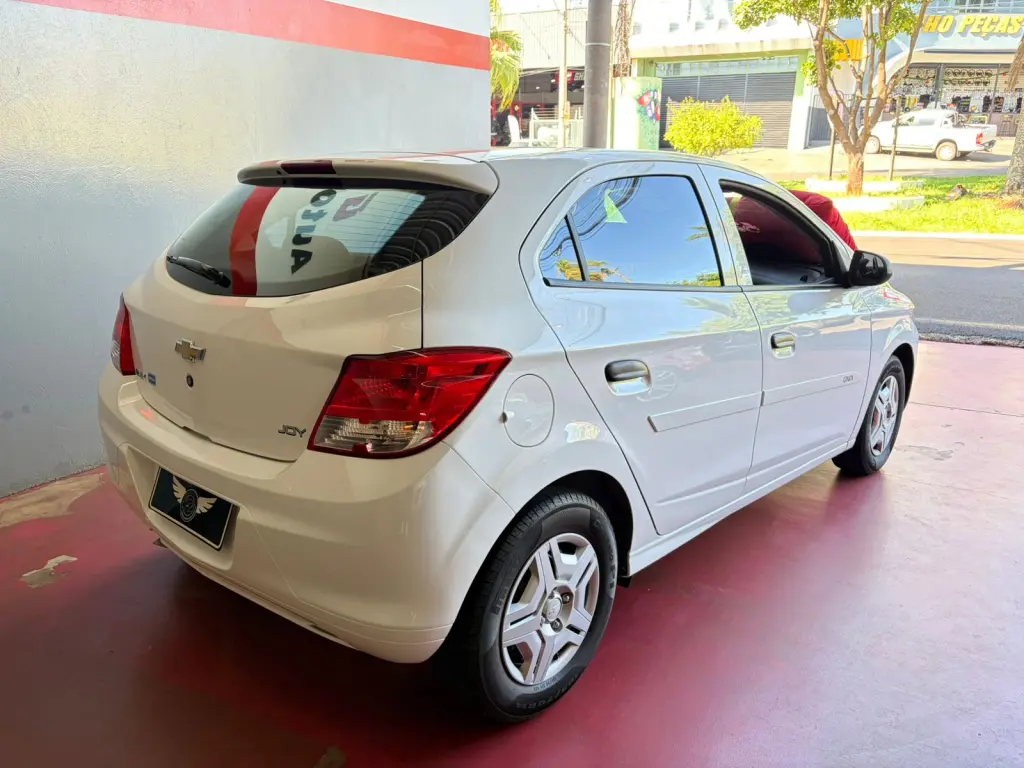 CHEVROLET Onix Hatch - Foto